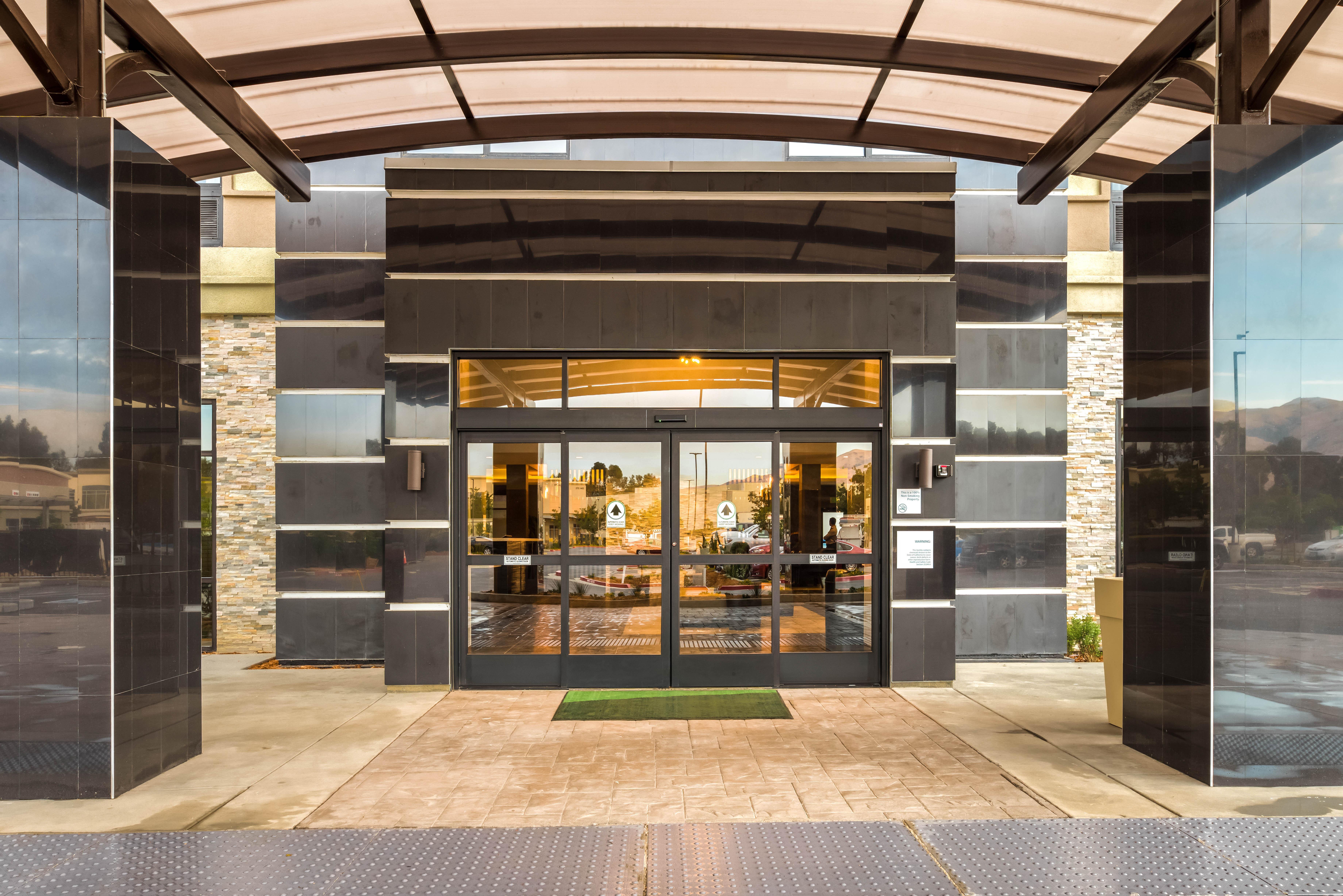 Holiday Inn Hotel & Suites Silicon Valley - Milpitas By Ihg מראה חיצוני תמונה